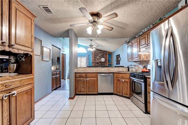 Building Photo - 3 Bed 2.5 Bath 2 Car Garage in Westmoor Ad...