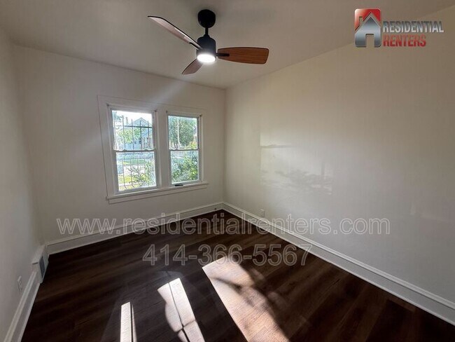 Building Photo - 5560 N 40th St