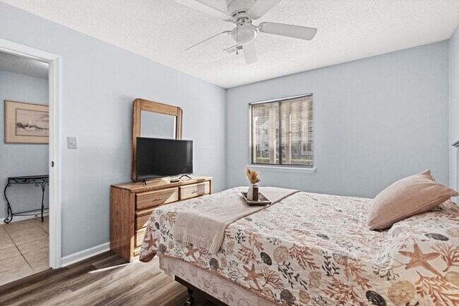 Building Photo - 1st Floor Seasonal Rental Available Octobe...