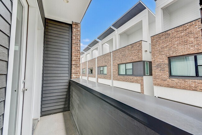 Building Photo - 5857 Dolores St