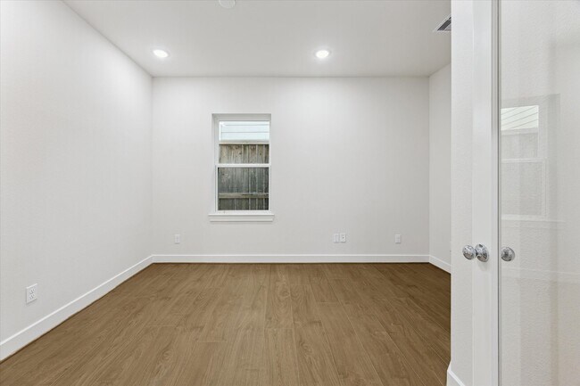 Building Photo - 412 N Stiles St