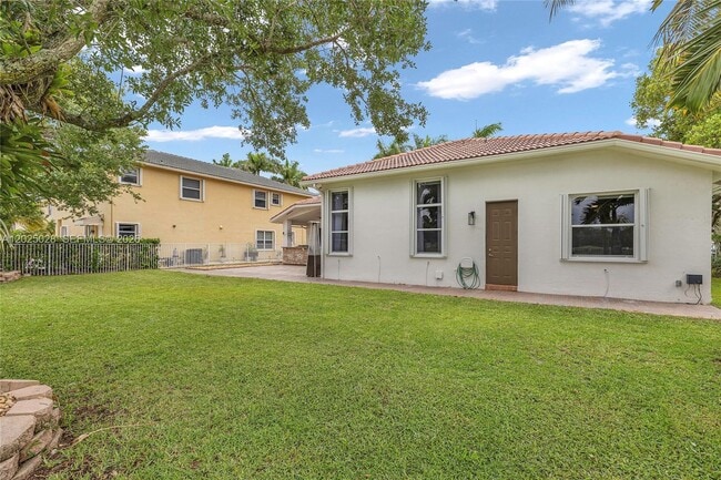Building Photo - 950 Marina Dr