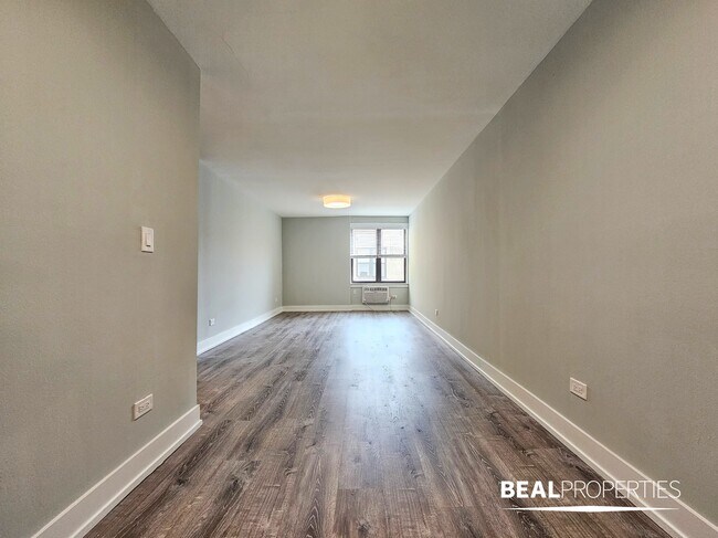 Building Photo - 445 W Barry Ave