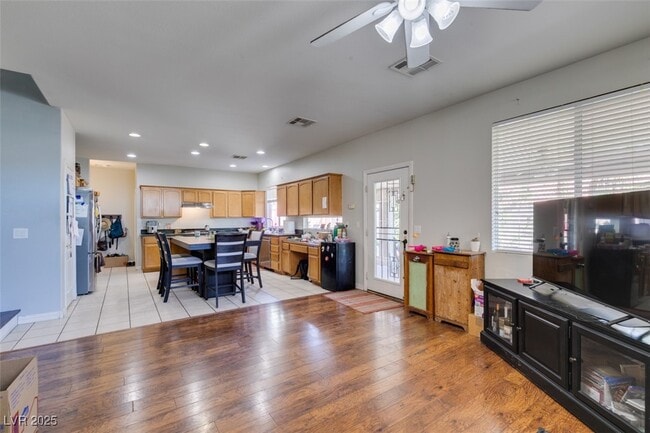 Building Photo - 1048 Painted Daisy Ave