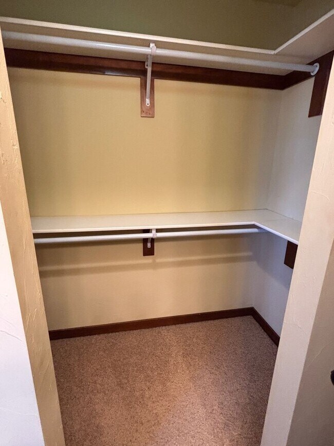 Building Photo - FIRST MONTH'S RENT FREE! New lower rent $1850