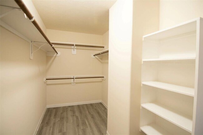 Building Photo - 6246 Brenwood Cir