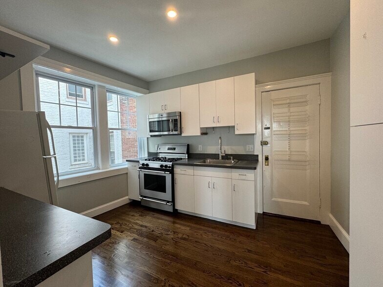 Primary Photo - 339 S Huntington Ave