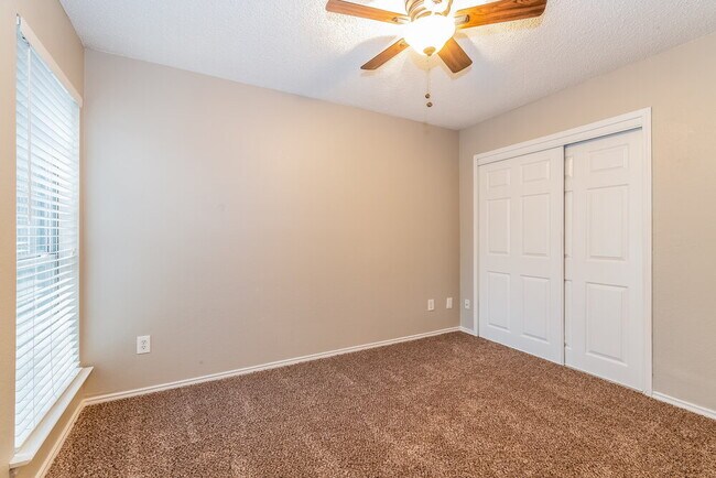 Building Photo - 1345 Overlook Dr