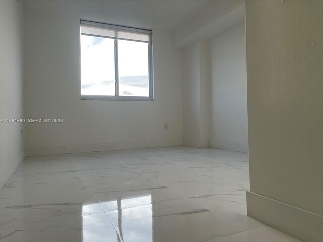 Building Photo - 2775 NE 187th St