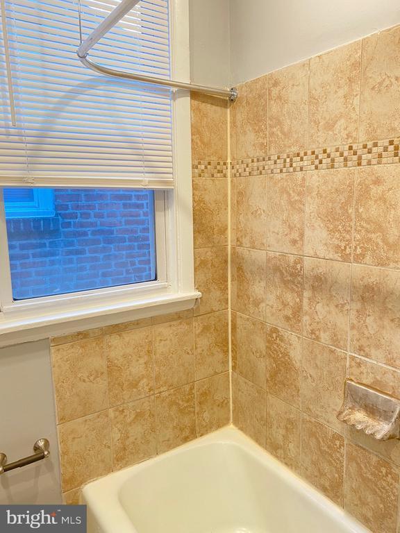 Building Photo - 400-18 W Walnut Ln