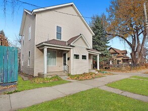 Building Photo - 3 Bedroom Side by Side duplex Available Now