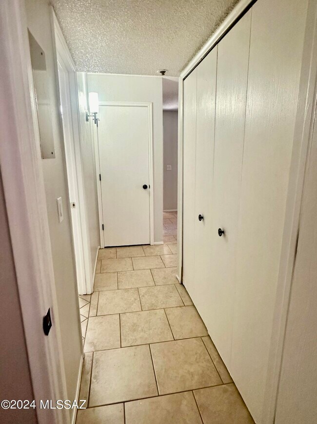 Building Photo - 2601 W Broadway Blvd