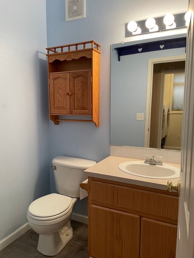 Building Photo - FANTASTIC 4 Bed 2.5 Bath Home in Salmon Creek! HUGE side yard and back yard! Extra large private ...