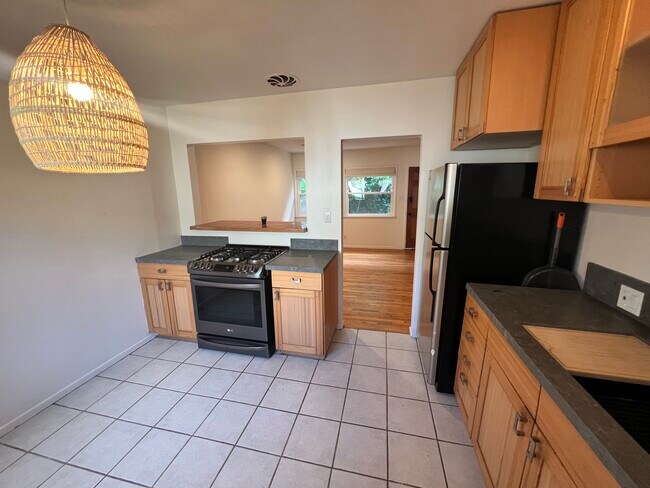 Building Photo - 647 Santa Clara Ave