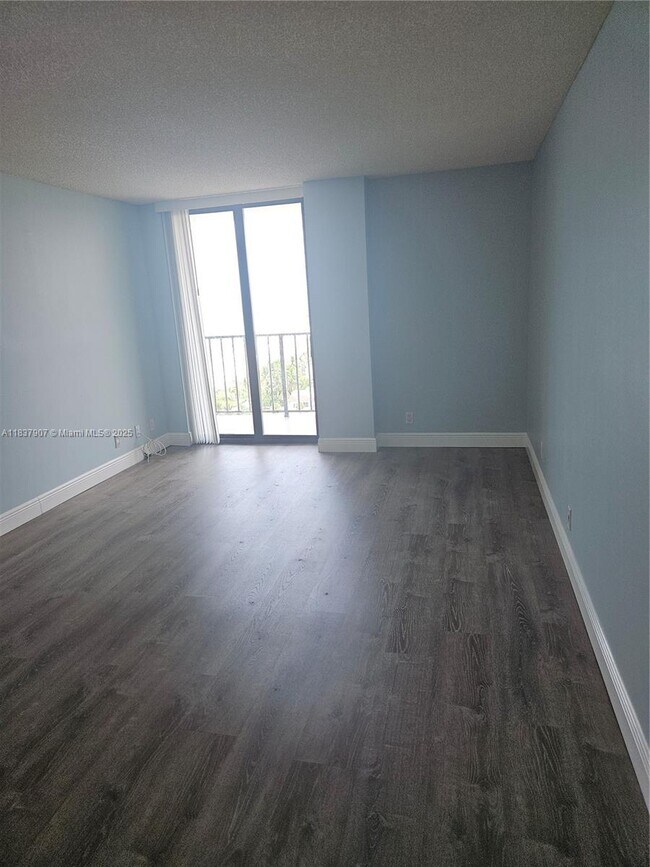 Building Photo - 2625 Collins Ave