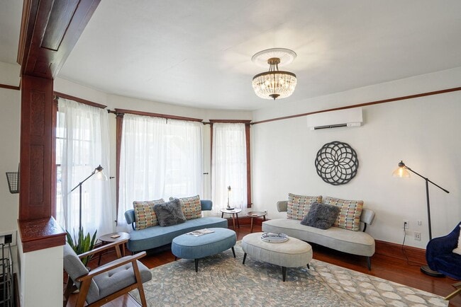 Building Photo - Fully furnished 5-bed, 3.5 bath home in hi...