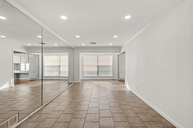 Building Photo - 8818 Edgemoor Dr