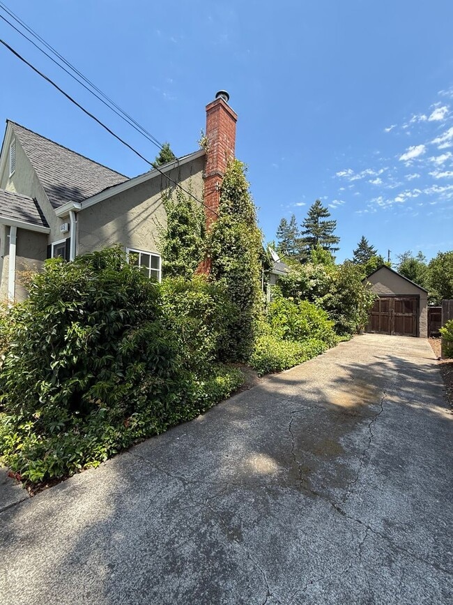 Building Photo - 2 Bedroom 1 Bathroom Updated Single Family...