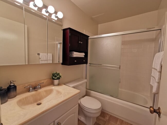 Building Photo - One Bedroom Condo Available in Watergate C...