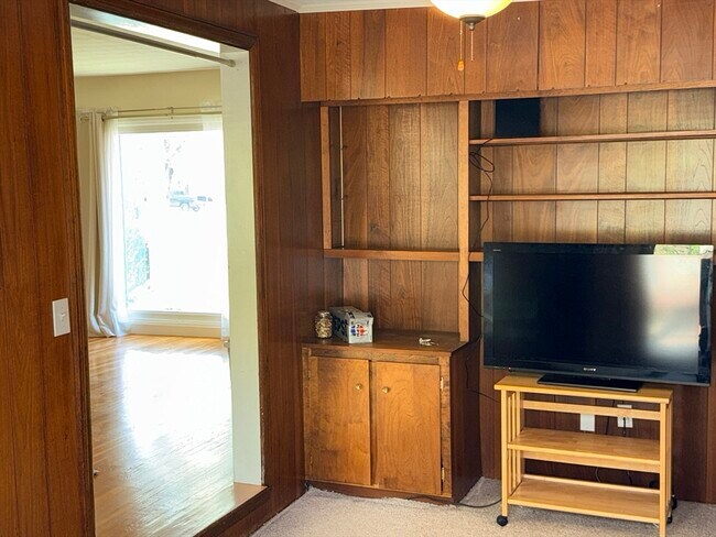 Building Photo - 28 Robinhood Rd