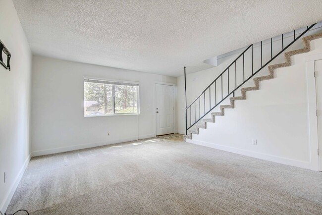 Building Photo - Affordable Two Bed w/ Garage in heart of Bend