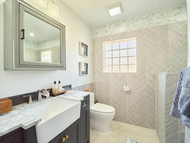 Building Photo - 2281 SW Starling Dr