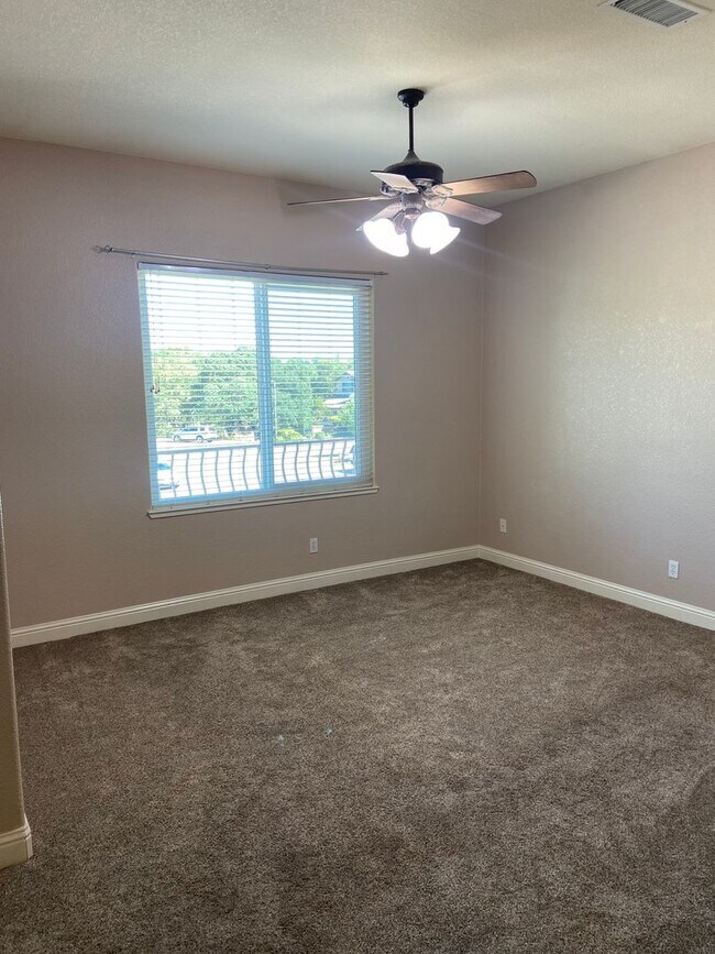 Building Photo - Broadstone Solar Home - 5 Bdrms, 4 Baths