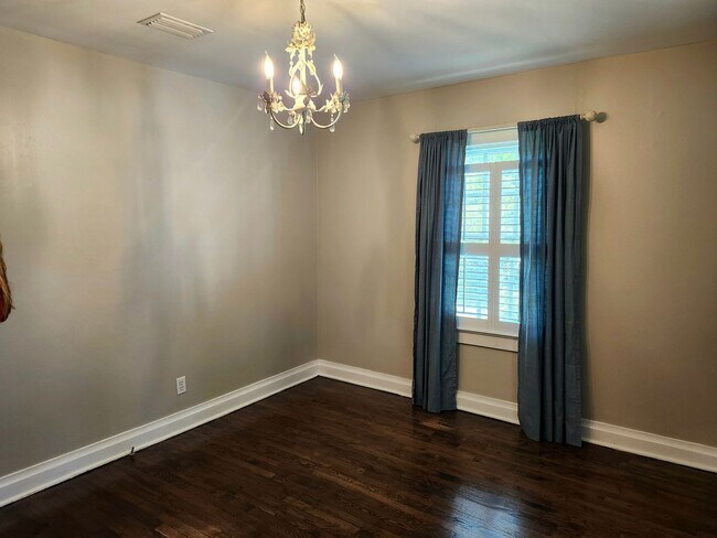 Building Photo - ****AVAILABLE NOW****