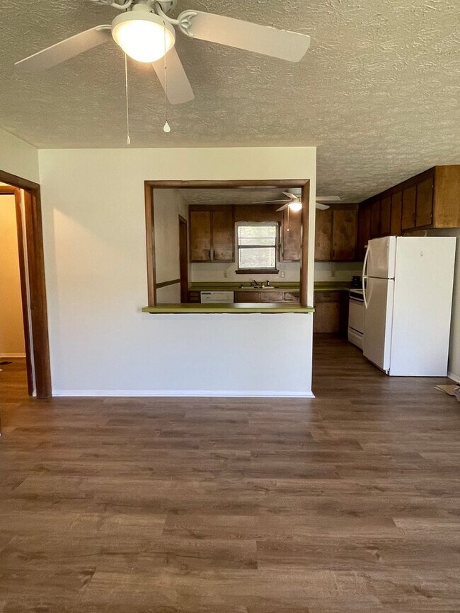 Building Photo - 2 bedroom 1 bath duplex is located off Whitehead Rd!