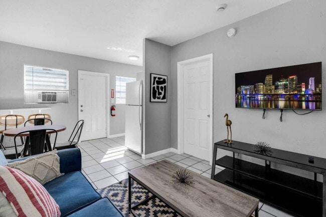 Building Photo - 138 SW 5th Ct