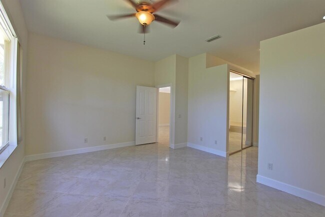 Building Photo - 252 Sussex Cir