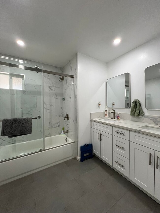 Building Photo - Beautiful 3 Bedroom 1 Bathroom House with Fenced and Landscaped Yard with All Utilities Included