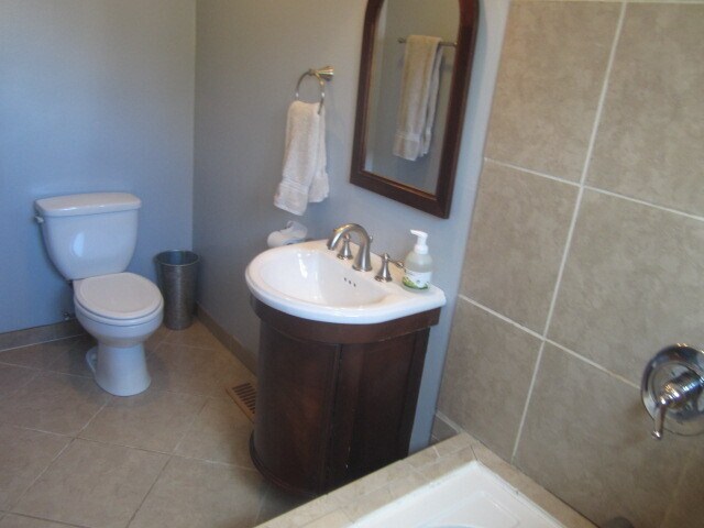 Building Photo - 3 Bed 2 Bath Martin Acres Home With Large Backyard & Flatiron Views!