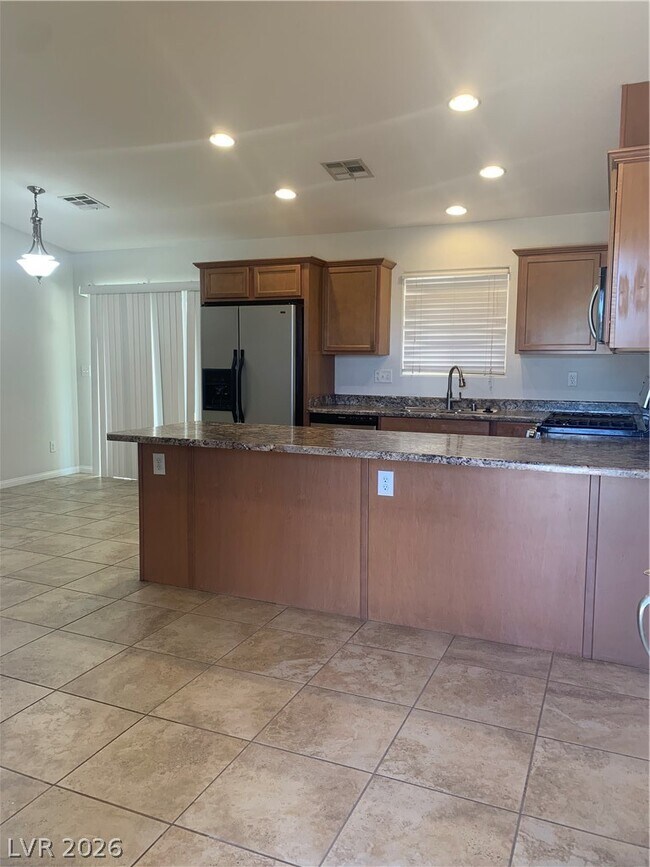 Building Photo - 548 Zuber Ave