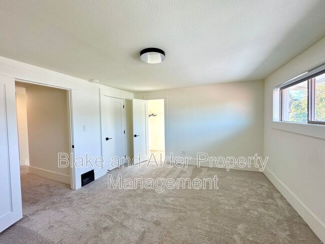 Building Photo - 3556 NE Sandy Blvd