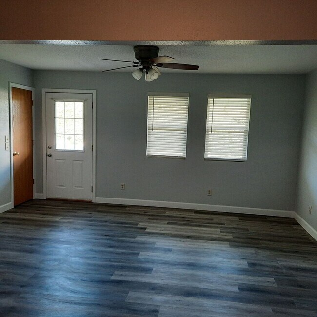 Building Photo - 843 W Acres Dr
