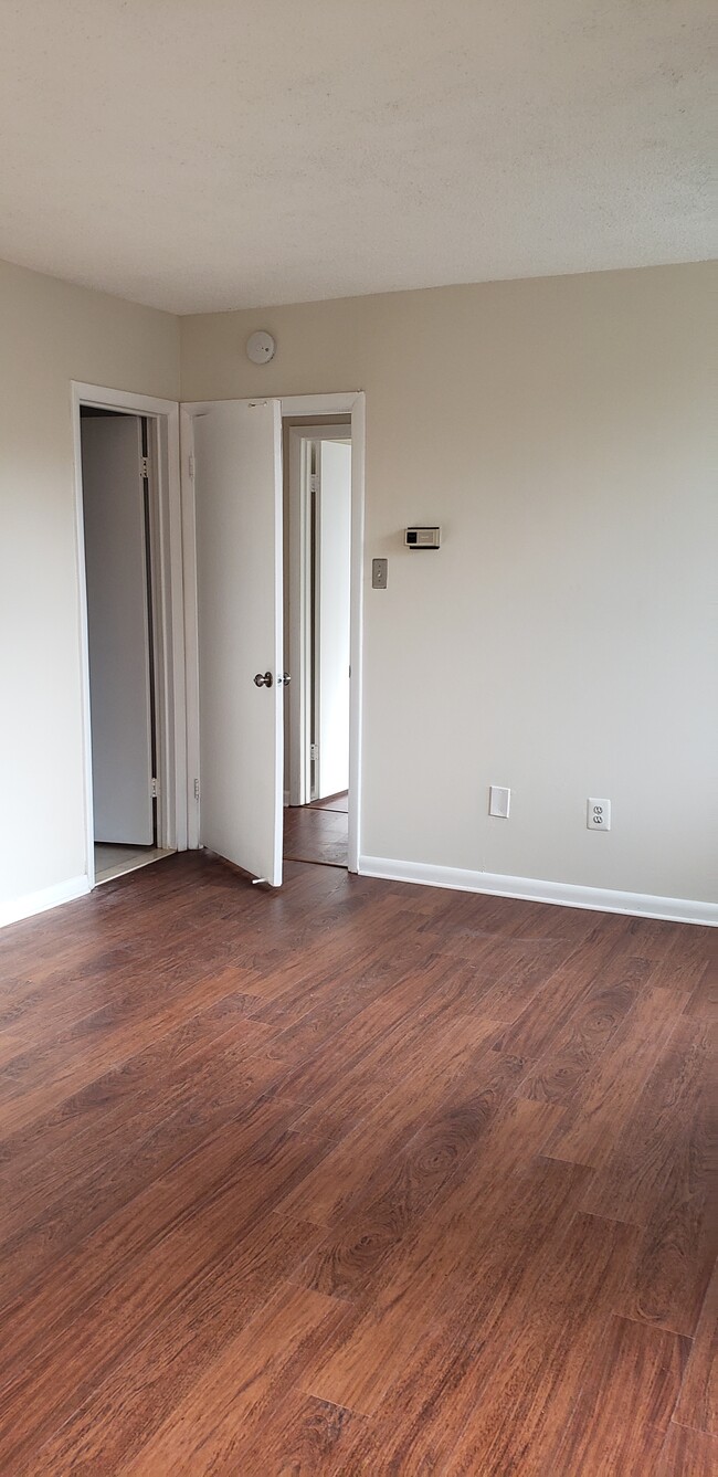 Master bedroom - 6301 Stevenson Ave