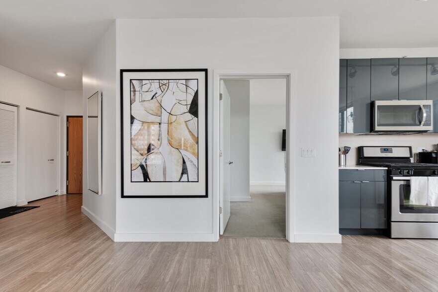 Building Photo - 823 N Clark St