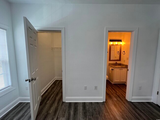 Building Photo - 2057 Silvercrest Dr