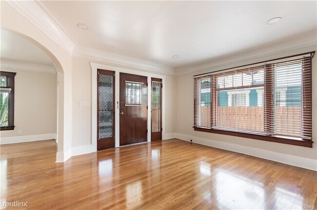 Building Photo - 3 br, 2 bath Triplex - 1003 Calzona St # 1
