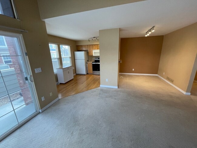 Building Photo - Lovely 2BD/1.5 BA Broomfield Townhome - Av...