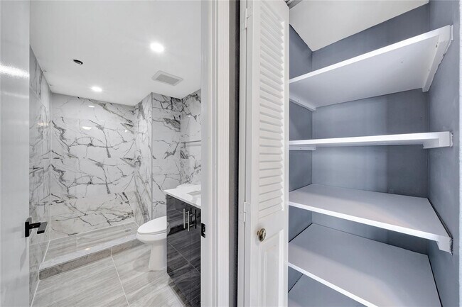 Building Photo - 1100 St Charles Pl