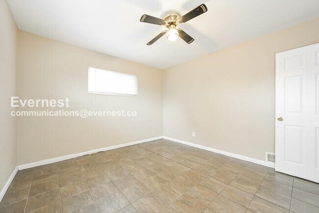 Building Photo - 3 Bed, 2 Bath Home with Fenced Yard / Available Soon!