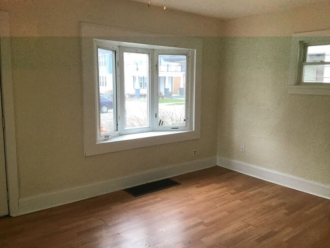 Building Photo - 3 Bedroom Single Family Home