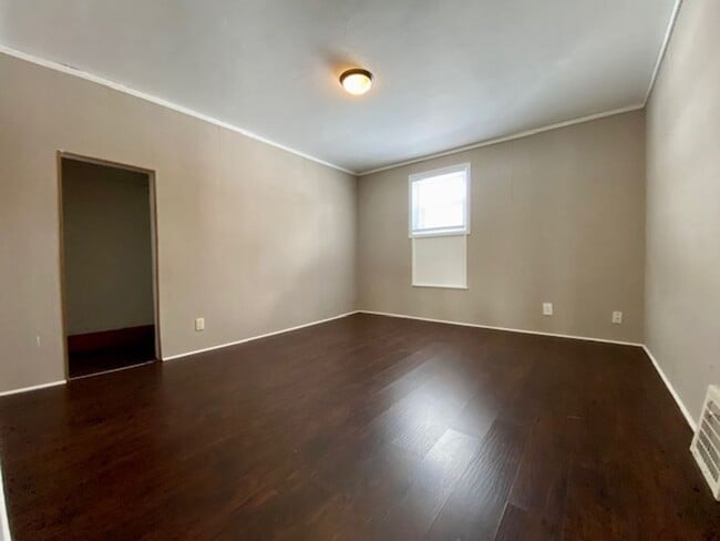 Building Photo - 714 4th St