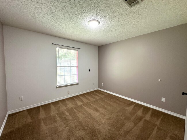 Building Photo - 139 Steeplechase Dr