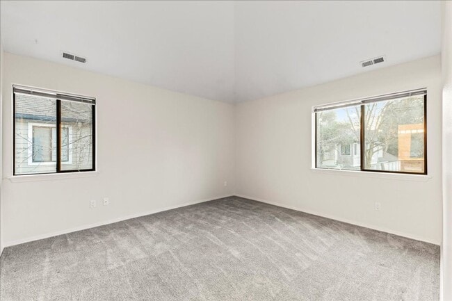 Building Photo - 2-bedroom 2-bathroom condo, located steps from the Boise River Greenbelt