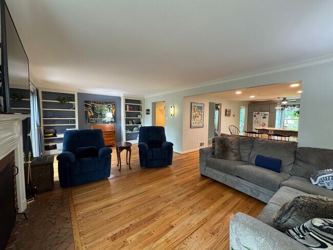 Building Photo - Refreshing 4 Bed 2/2 Bath End Unit Townhom...