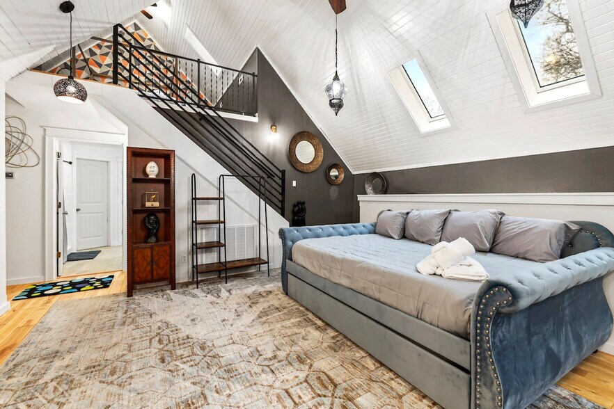 Building Photo - 211 Lakeshore Dr