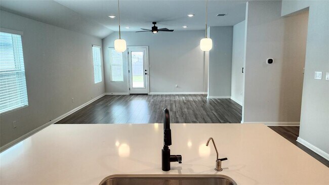 Building Photo - 704 Giorgio Moroder Dr